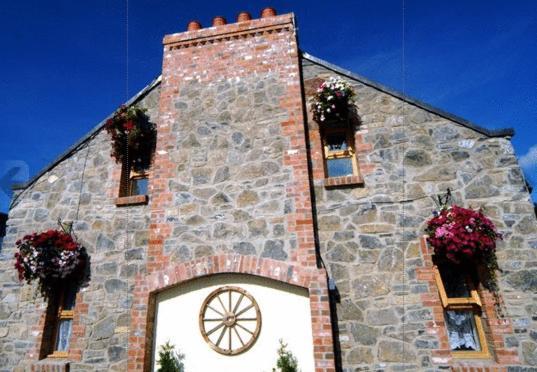 New Overlander Inn Penally Exterior photo